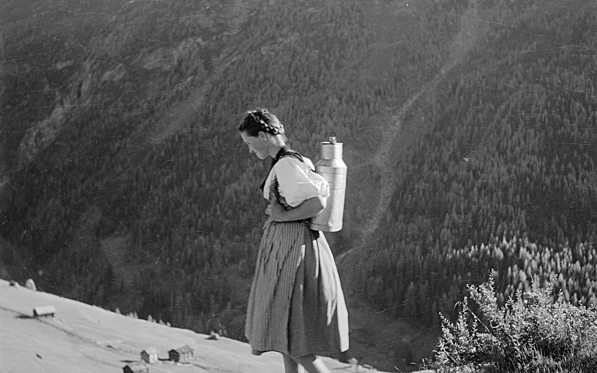 Femme portant une boille à lait, entre 1910-1920, Jacques Lüscher, Médiathèque Valais - Martigny